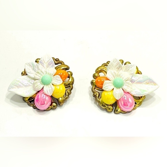 3/$18 White Flower Clip-on Earrings Cabochon Gold Tone Plastic Costume Jewelry - Picture 2 of 5